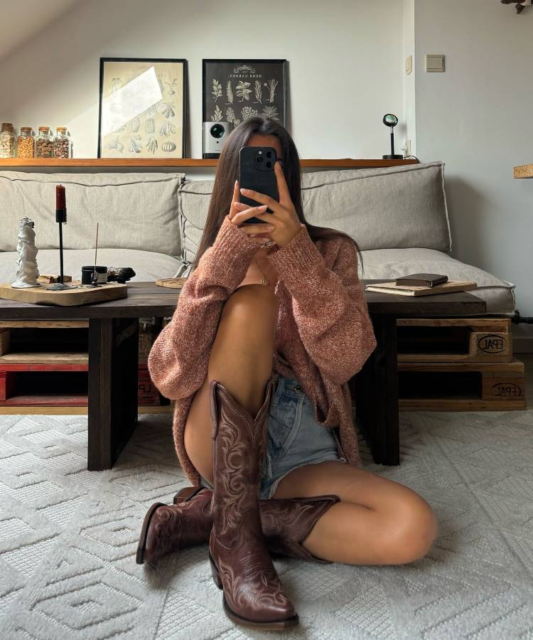 Bota de Cowboy e Shorts: Para um Visual Descontraído e Fashionista - inspiração 1