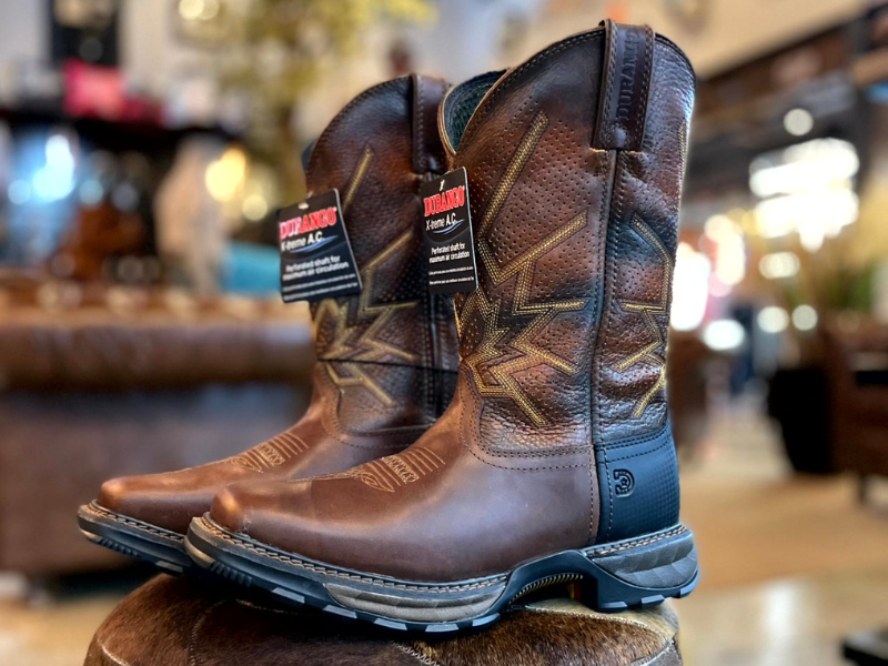 Bota de Cowboy e Shorts: Para um Visual Descontraído e Fashionista - inspiração 2