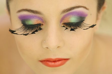 Cílios Coloridos: A Tendência Divertida Para Festas e Eventos - inspiração 1