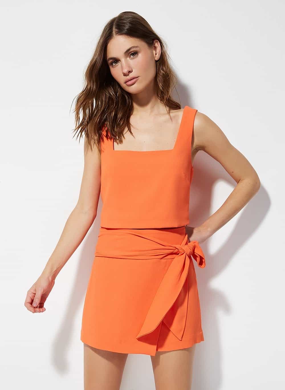 Estampas Verticais: O Poder das Linhas na Moda Petite - inspiração 1