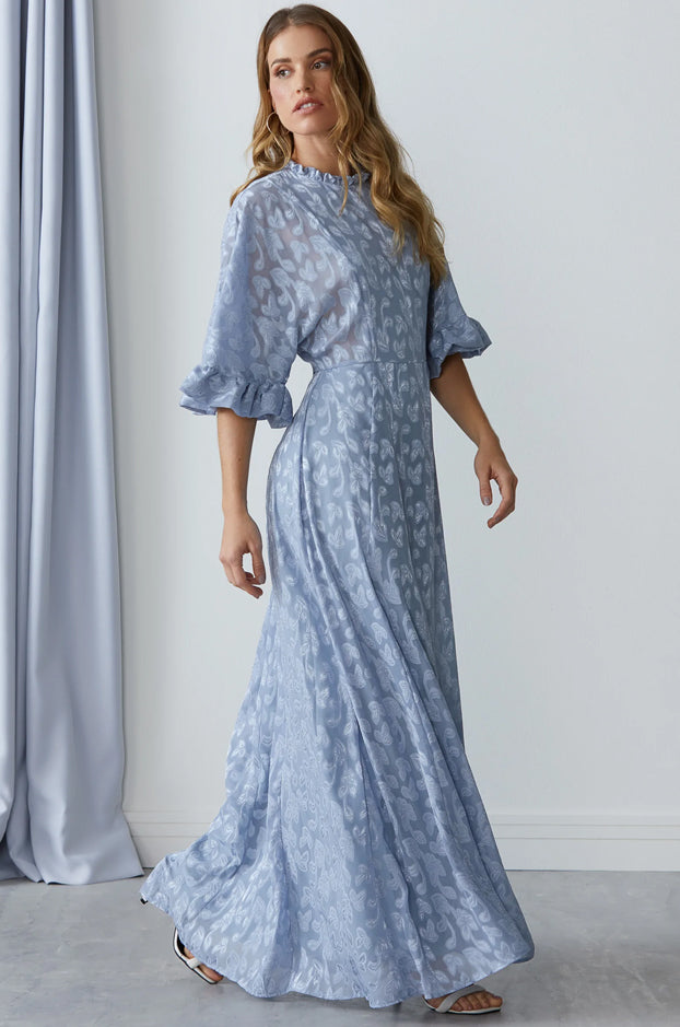 Acessórios Proporcionais: Bolsas e Colares que Complementam - inspiração 3