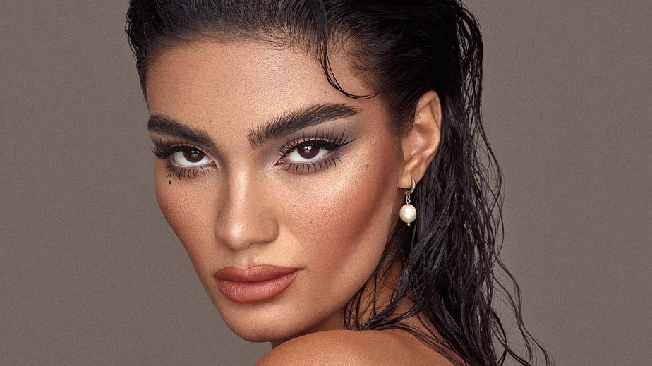 Contorno em Bastão para Peles Negras: Cores Quentes e Radiantes - inspiração 1