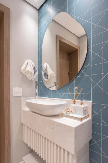 Espelhos que Ampliam: Truques Visuais para Banheiros Pequenos - inspiração 2