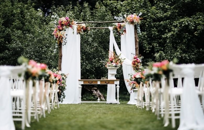 Arranjos DIY: Flores e Folhagens para Centros de Mesa Criativos - inspiração 1