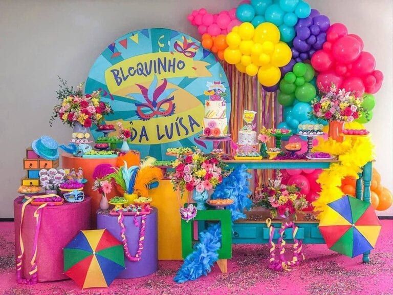 Arranjos de Mesa Tropicais com Frutas e Flores Vibrantes - inspiração 1