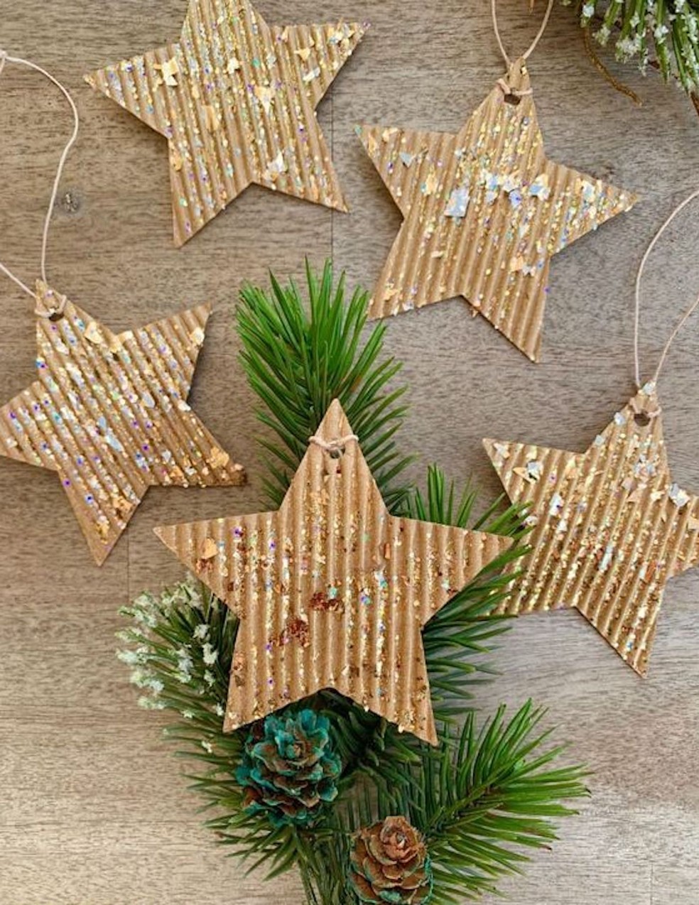 Árvore de Natal Desconstruída: Minimalismo e Elegância na Parede - inspiração 3