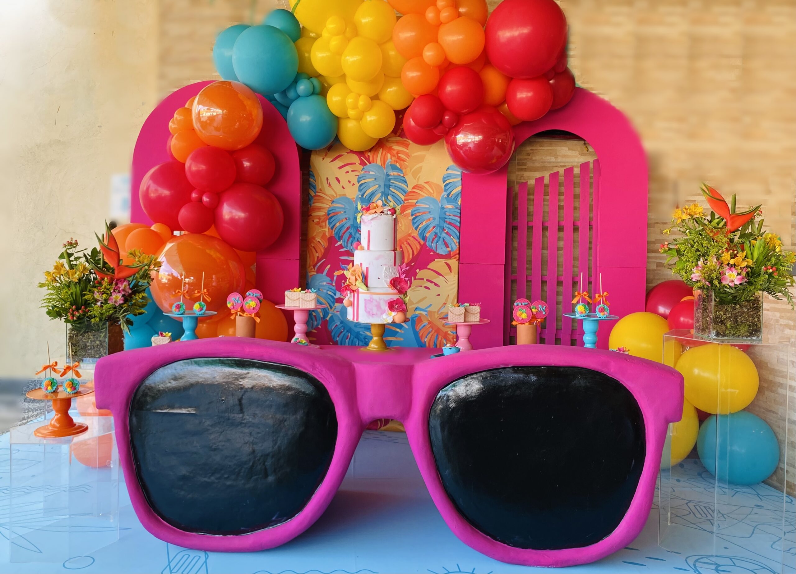 Decoração Tropical Vibrante com Balões Orgânicos - inspiração 1