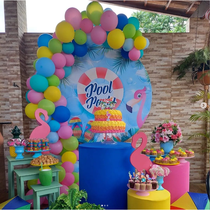 Lounge à Beira da Piscina com Móveis de Pallet - inspiração 2