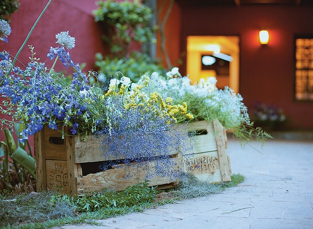 Iluminação Charmosa para Caixotes: Horta Atraente Dia e Noite - inspiração 2