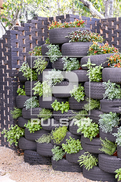 Horta com Pneus Empilhados: Crie Diferentes Níveis de Plantio - inspiração 1