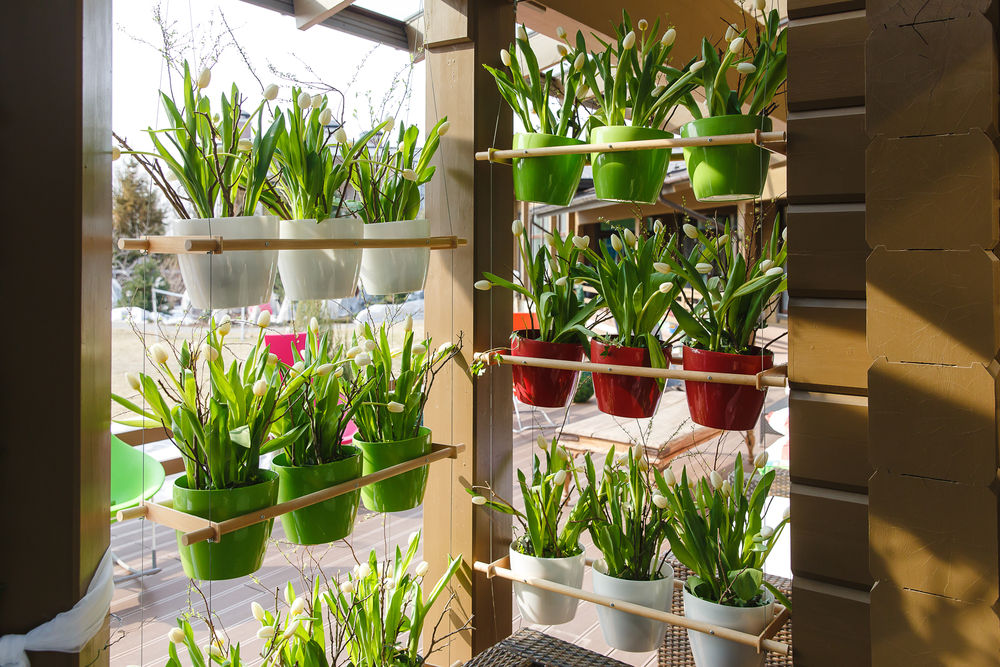 Escada Colorida com Flores Vibrantes: Alegria para o Seu Espaço - inspiração 1