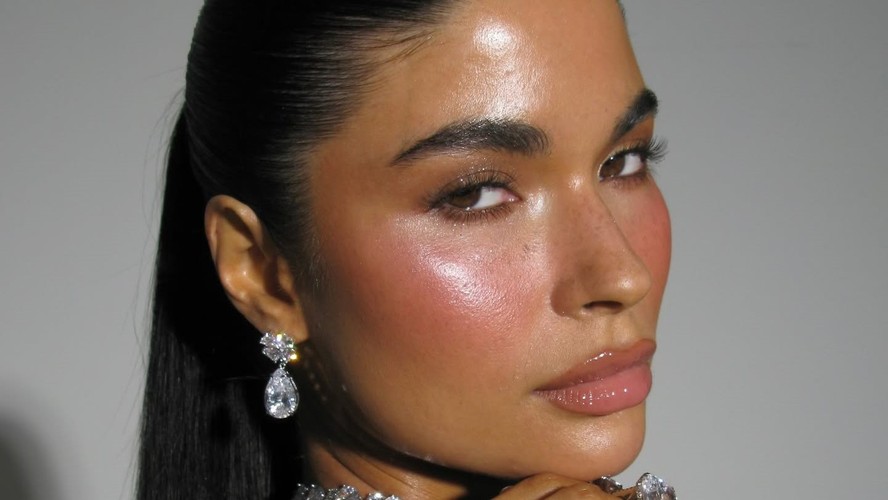 Mistura Mágica: Iluminador Líquido na Base para um Viço Uniforme - inspiração 2