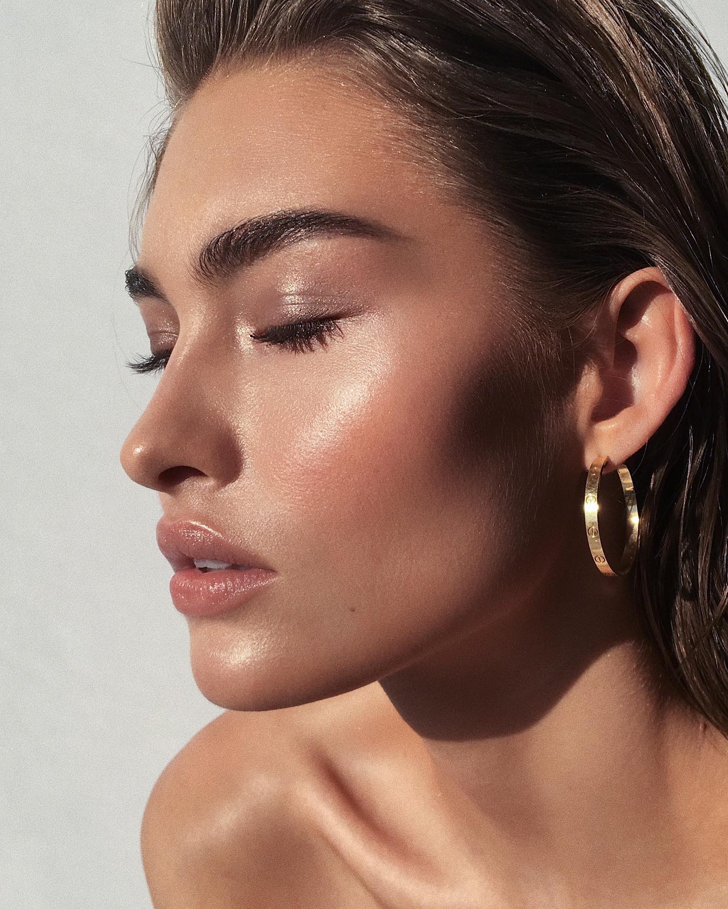 Iluminador Líquido Bronzeado: Para um Look de Deusa Solar - inspiração 1