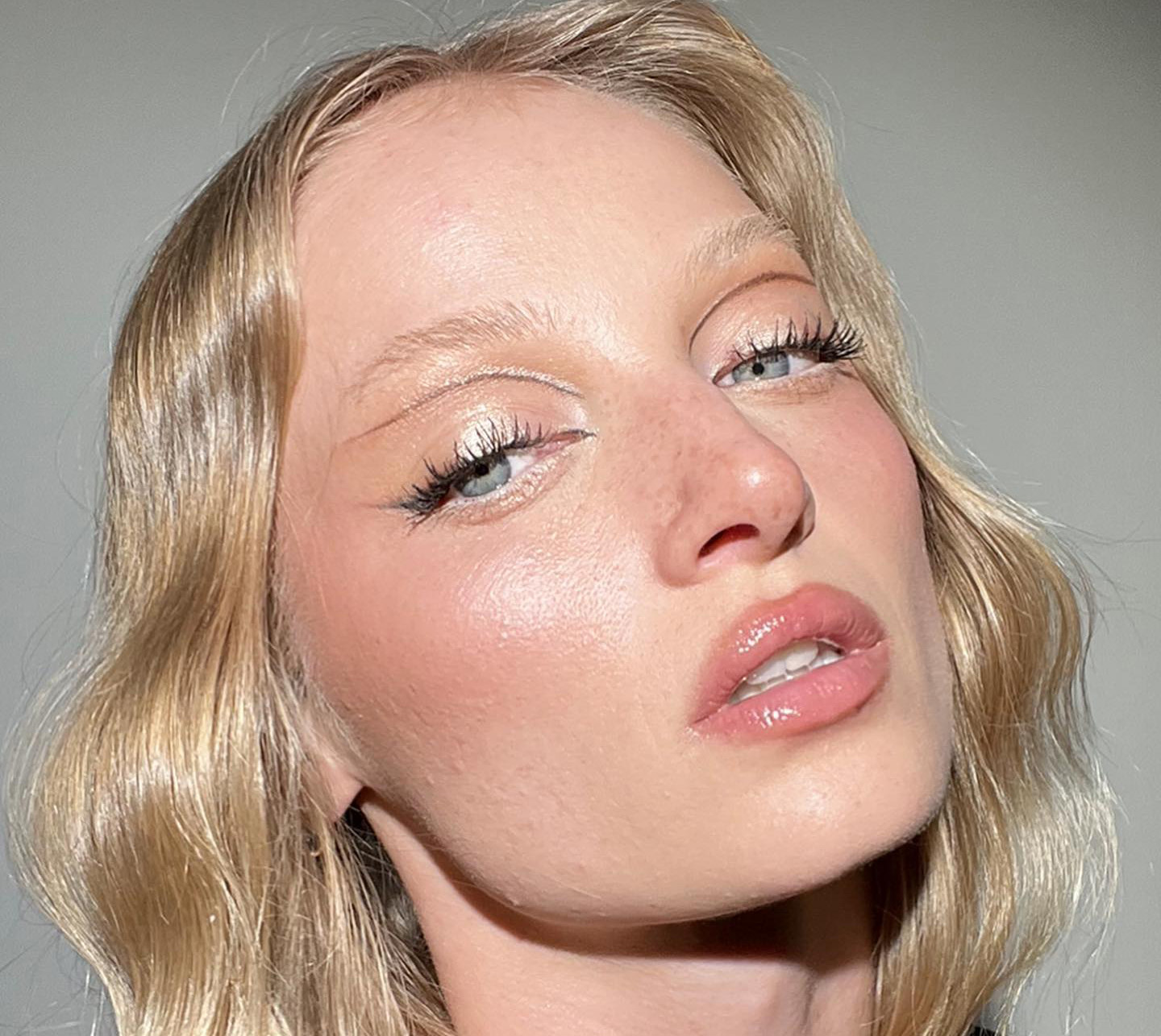 Foco nos Olhos: Iluminador Líquido para um Olhar Radiante - inspiração 3