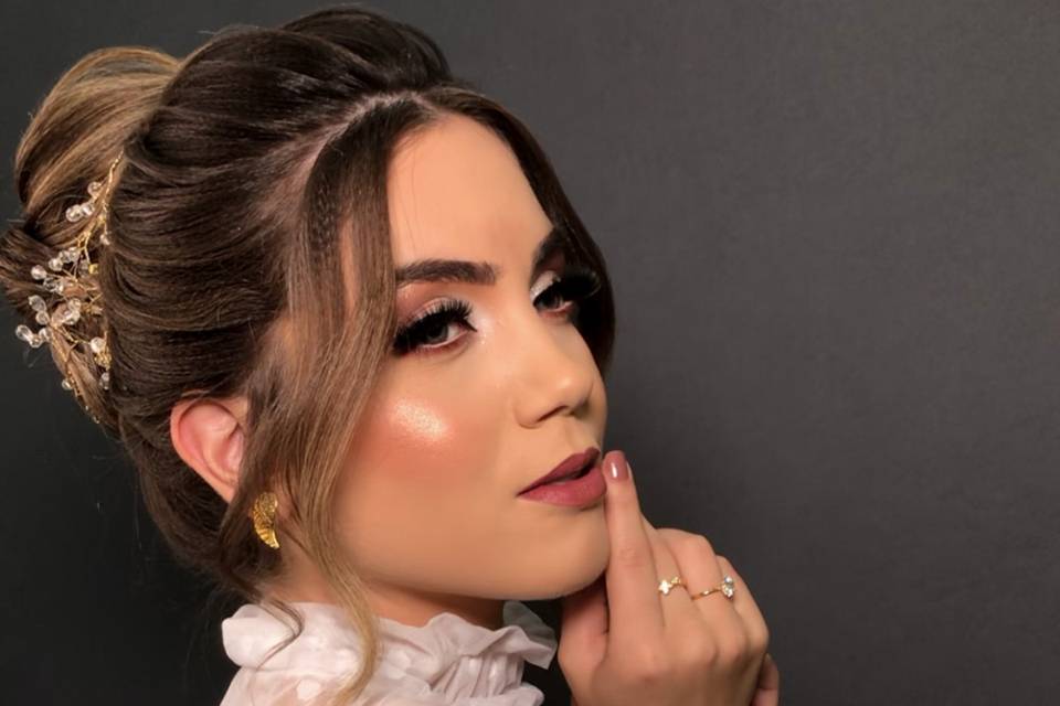 Foco nos Cílios: Volume e Alongamento Para um Olhar Marcante - inspiração 3