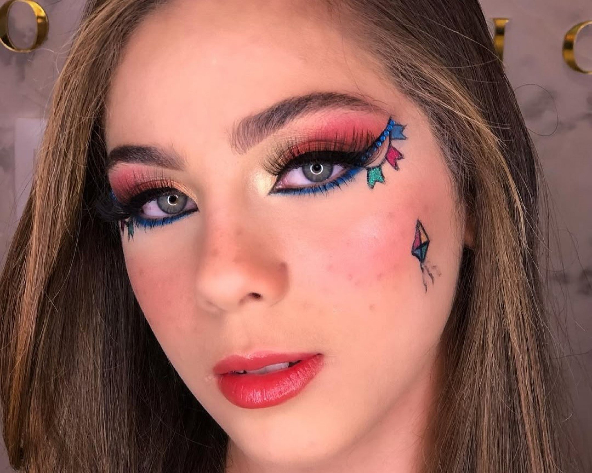 Batom Vermelho Queimado: Elegância Rústica para a Noite Junina - inspiração 2