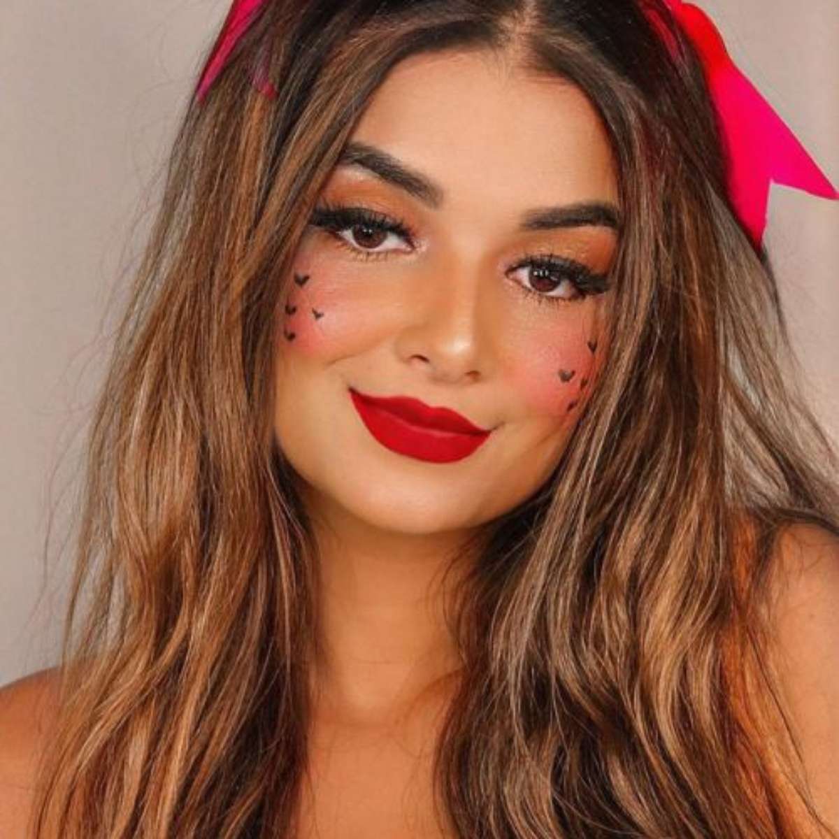 Batom Vermelho Queimado: Elegância Rústica para a Noite Junina - inspiração 3