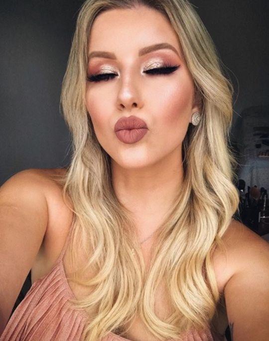 Batom Marcante: Vermelho ou vinho para um look poderoso - inspiração 1