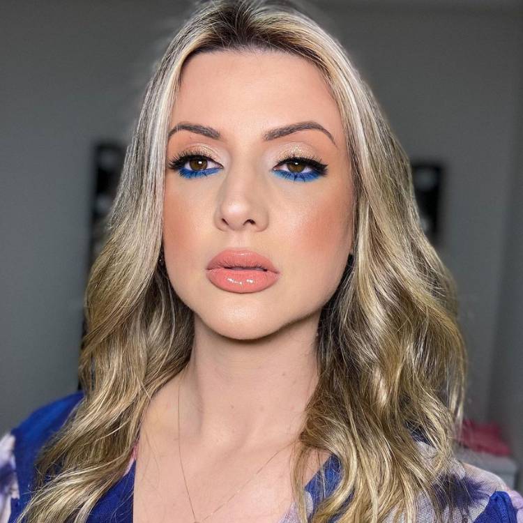 Maquiagem Monocromática Azul: Uma Homenagem à Cor dos Seus Olhos (Com Cuidado!) - inspiração 3