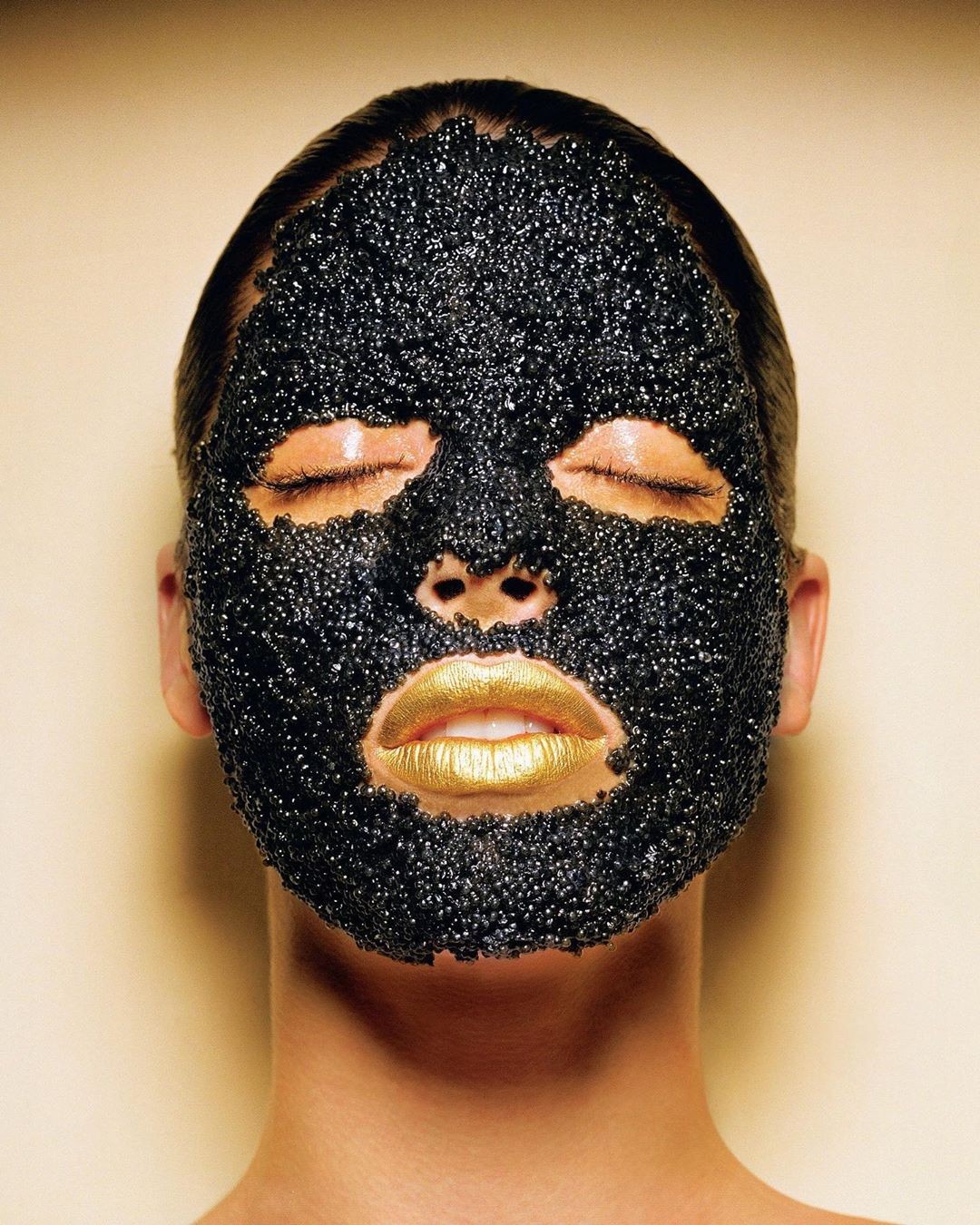 Carvão Ativado: O Imã que Puxa a Sujeira dos Seus Poros - inspiração 1