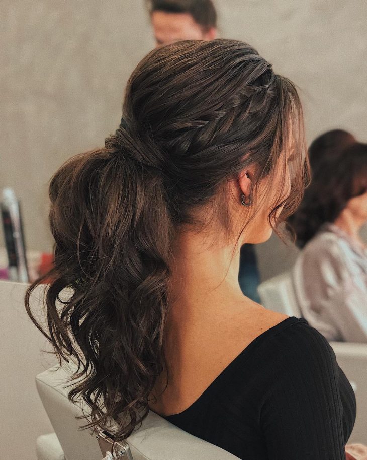 Coque Despojado com Mechas Soltas: Elegância Sem Esforço - inspiração 2