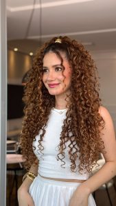 Tranças Laterais: Um Toque Romântico nos Cachos - inspiração 3