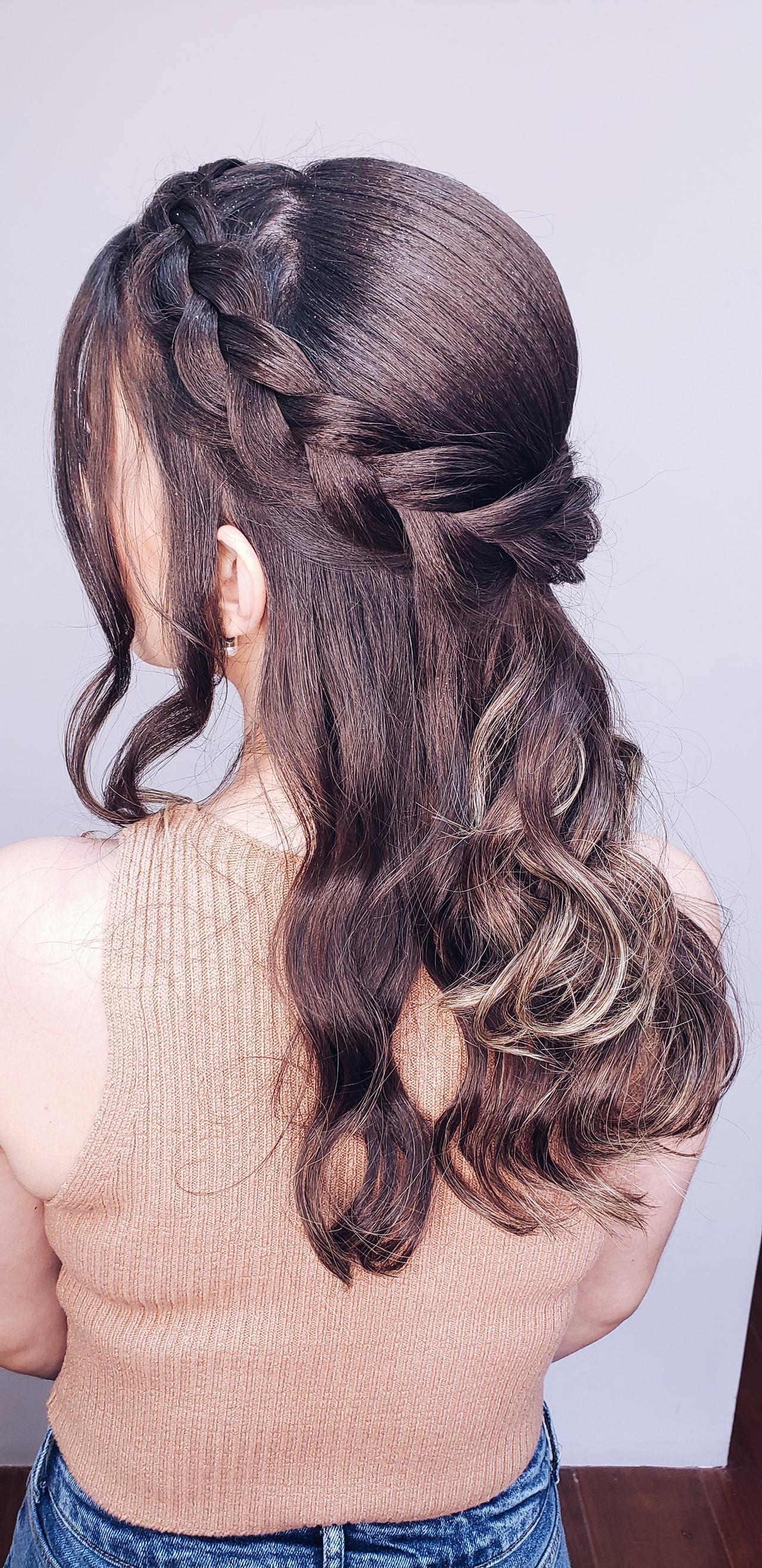 Penteado com Flores Naturais: Frescor e Delicadeza - inspiração 1