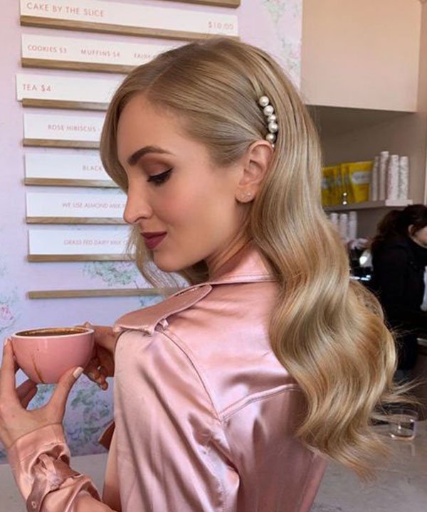 Penteado com Flores Naturais: Frescor e Delicadeza - inspiração 2