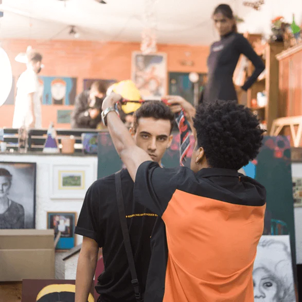 Blazers Amplos e Acessórios Luxuosos: O Poder dos Anos 80 - inspiração 2