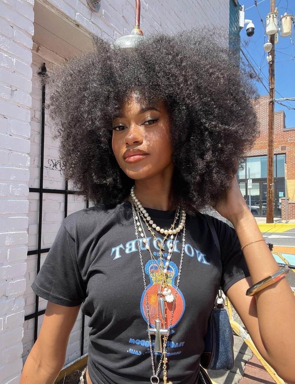 Colar de Pérolas: Elegância Atemporal com Decote Redondo - inspiração 1