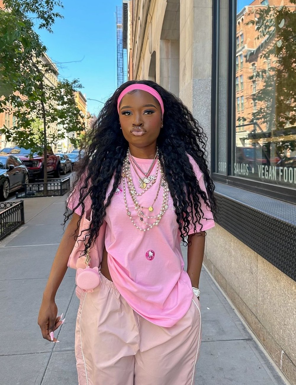 Colares Gravatinha: Alongando a Silhueta no Decote em V - inspiração 3