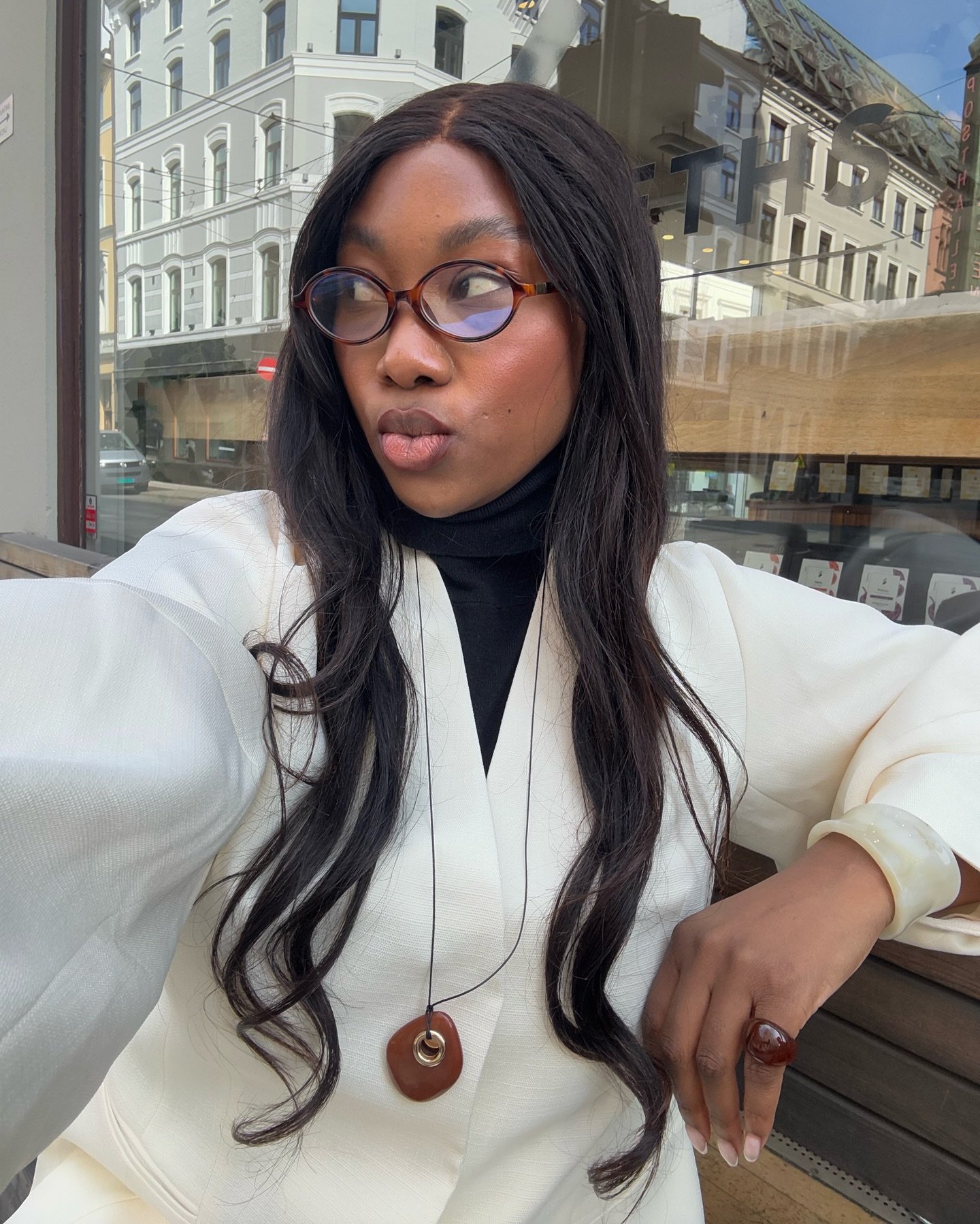 Colares Statement: Para um Look Minimalista com Impacto - inspiração 3