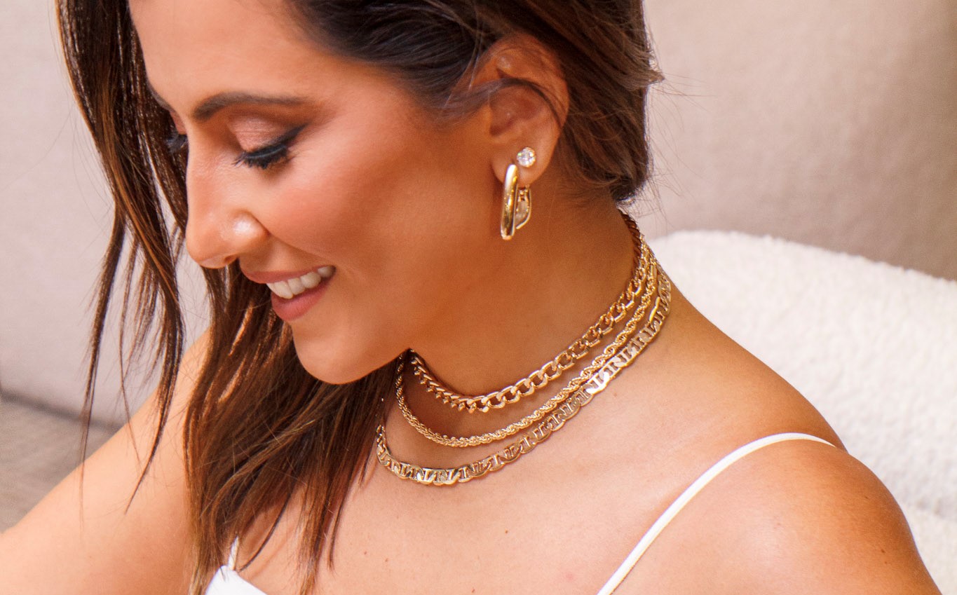 Colares Coloridos: Alegrando Looks Neutros - inspiração 3