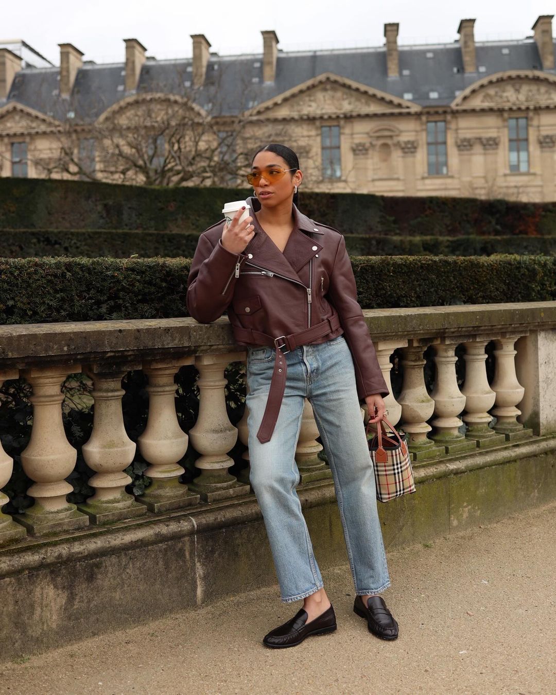 Romance Rocker: Vestidos Fluidos Ganham Personalidade com Jaqueta de Couro - inspiração 1