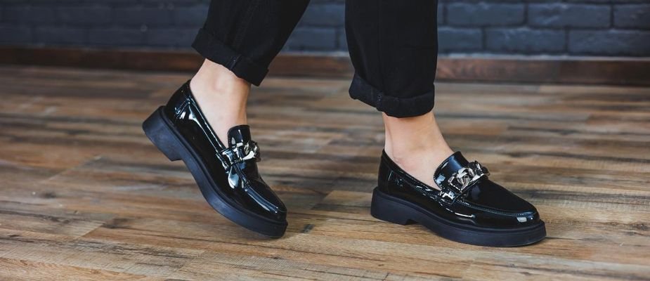 Clogs em Camurça: Uma Aposta Nostálgica com Toque Moderno - inspiração 1