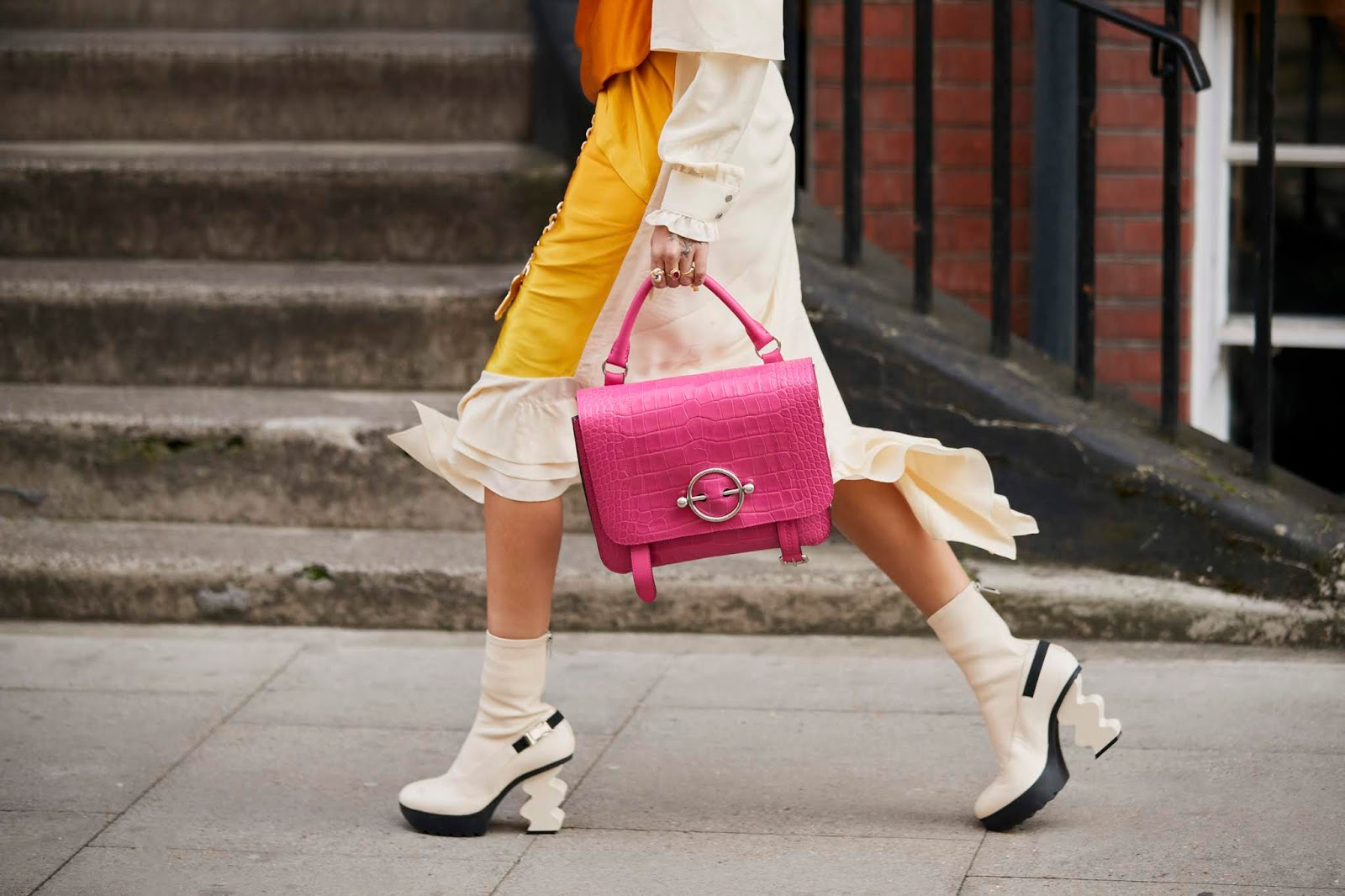 Sapatos em Azul Puro: A Cor de 2026 Invade Seus Calçados - inspiração 1