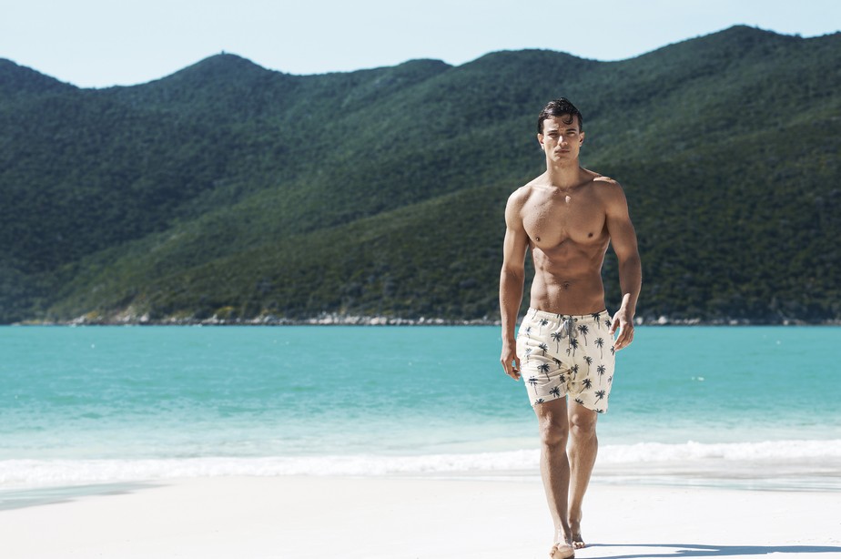 Minimalismo Elegante: Shorts de Linho, Blusa de Seda e Sandália - inspiração 1