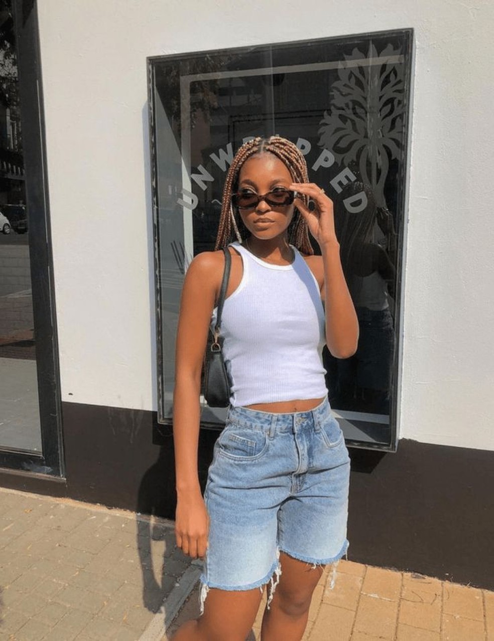 Shorts Jeans Destroyed: Atitude e Rebeldia Fashion - inspiração 3