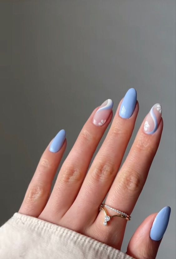 Suavidade Floral: Unhas Decoradas com Pequenas Flores - inspiração 1