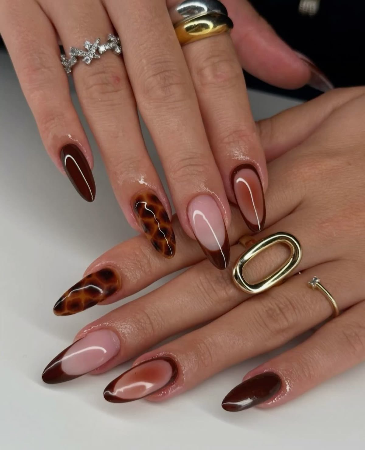 Minimalismo Chic: Unhas Elegantes com Poucos Detalhes - inspiração 3