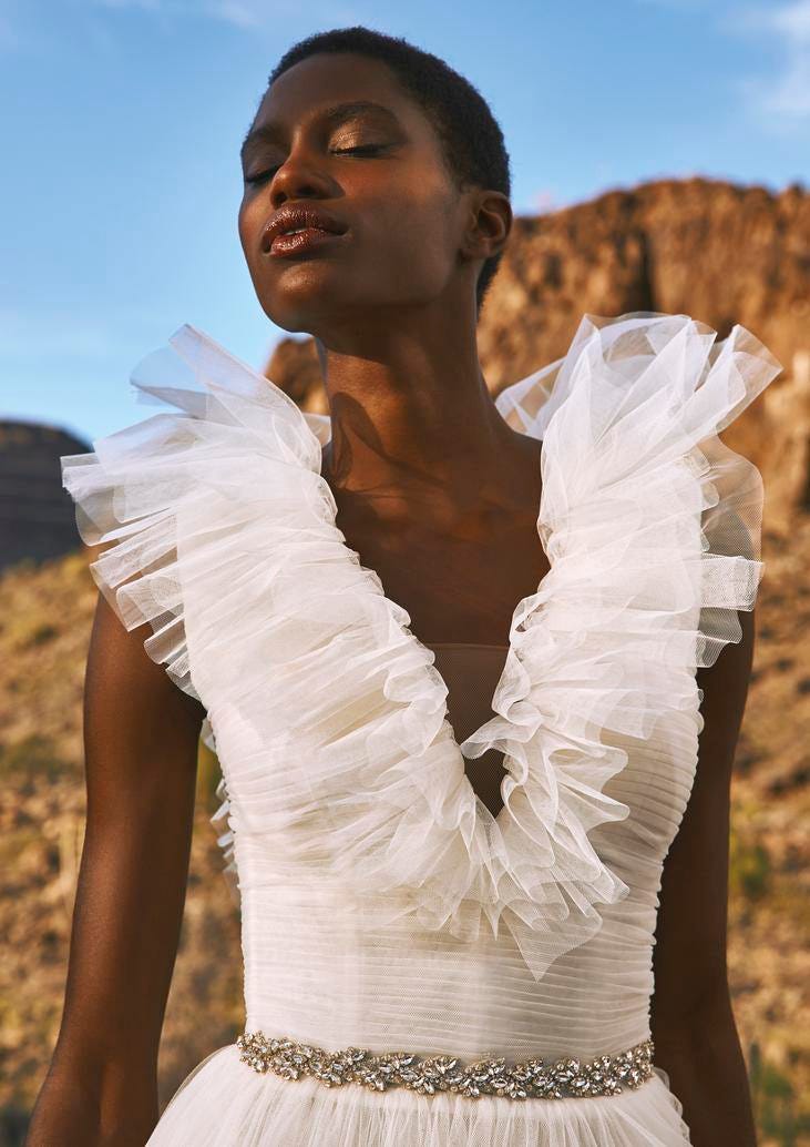 Babados Retos para um Look Clássico e Sofisticado - inspiração 1