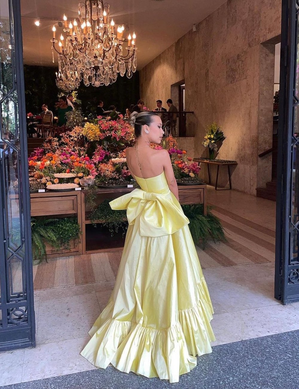 Vestidos com Decote Ombro a Ombro: Elegância e Sensualidade - inspiração 3