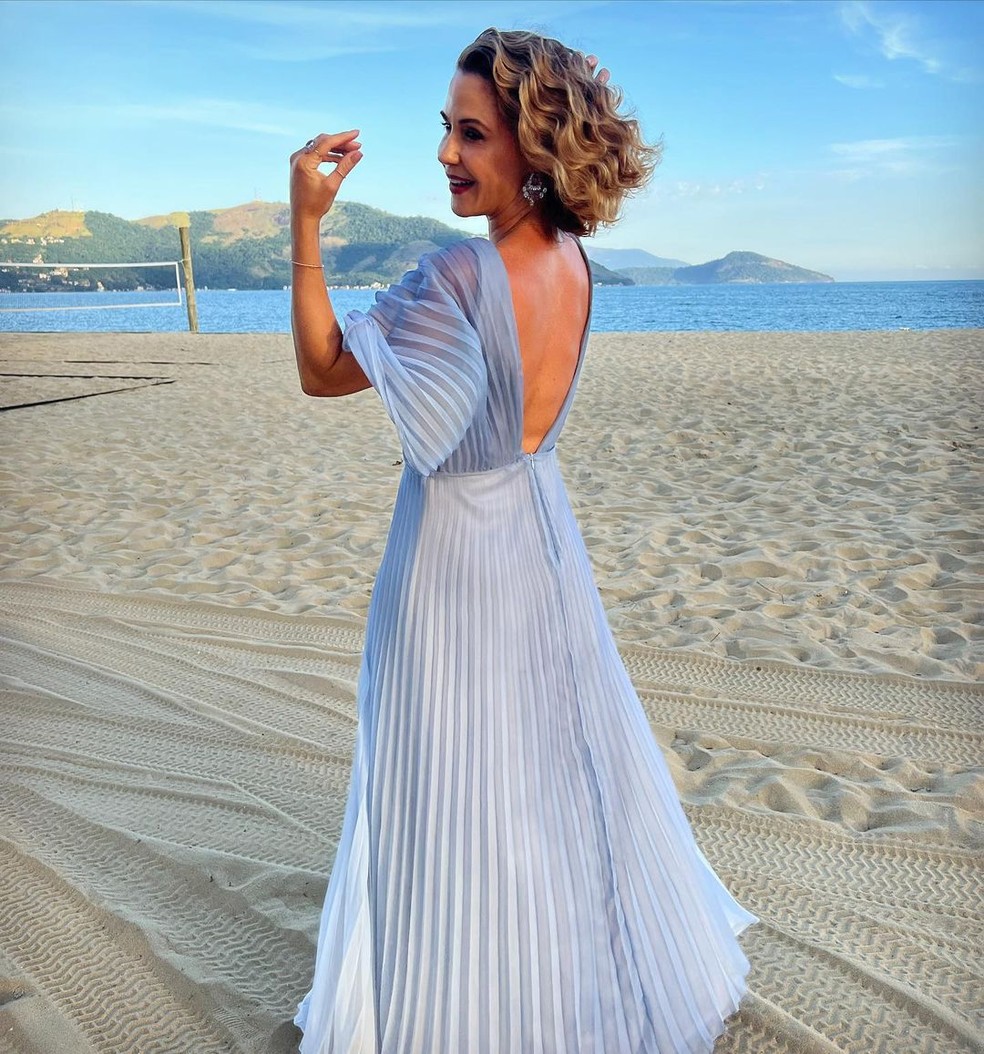 Minimalismo Chic: Vestido Longo de Corte Reto - inspiração 3