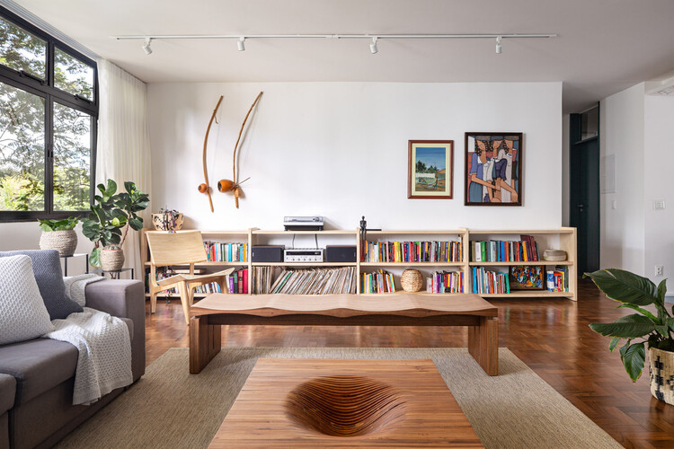 Quadros e Espelhos: Arte e Amplidão nas Paredes - inspiração 1