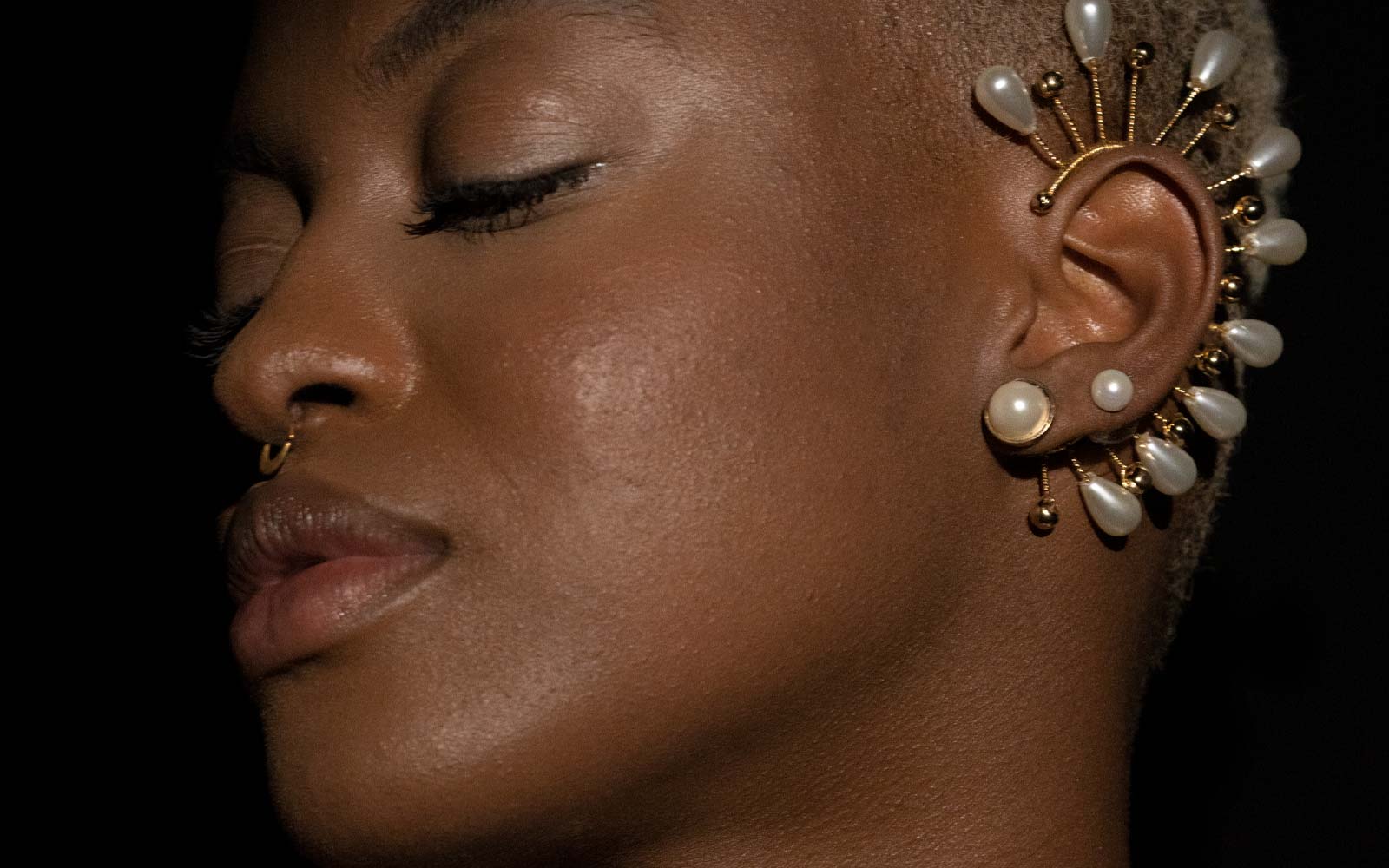 Ear Cuff Assimétrico: A Tendência que Transforma Qualquer Look - inspiração 2