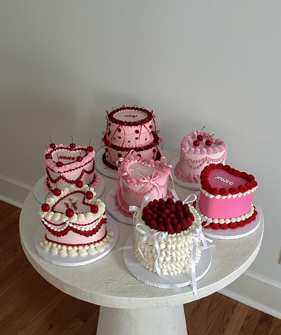 Minimalismo Chique: Menos é Mais na Decoração de Bolos - inspiração 2