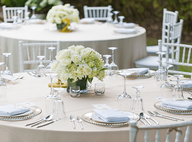 Elegância Clássica: Flores e Velas em Harmonia - inspiração 1