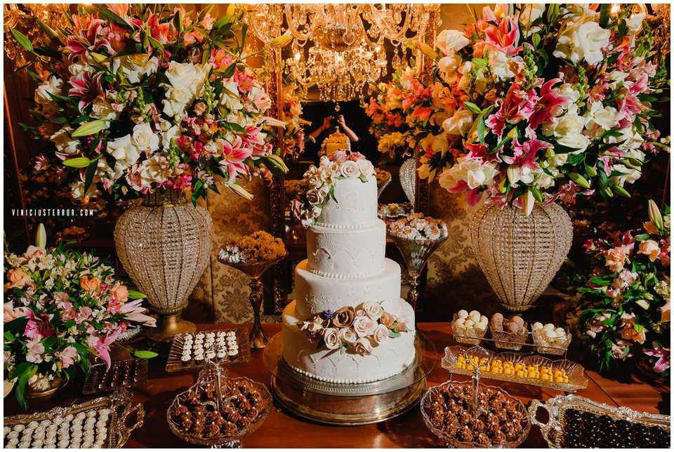 Centros de Mesa Verticais: Ousadia e Impacto Visual - inspiração 2