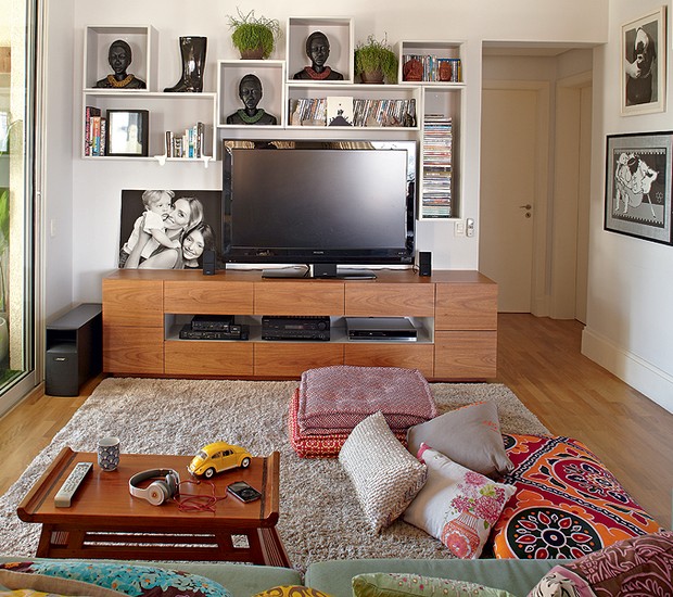 Rack com Nichos Abertos e Fechados: Organização Inteligente e Decorativa - inspiração 1