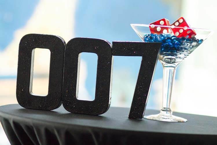 Adereços Temáticos: Detalhes que Transportam os Convidados para o Mundo Bond - inspiração 1